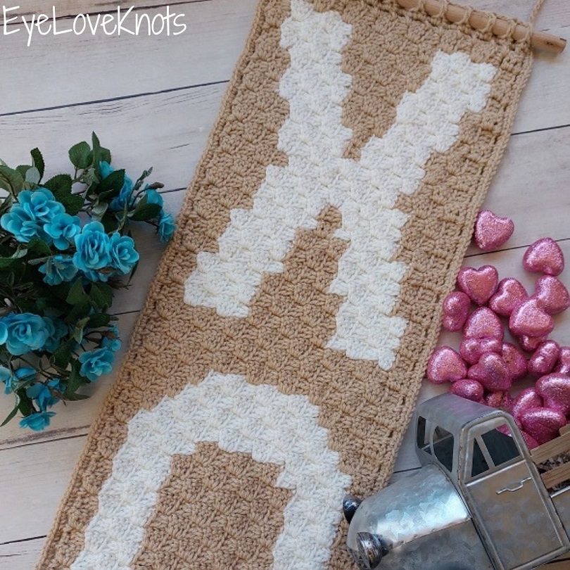 C2C XO WALL HANGING BY: EYE LOVE KNOTS